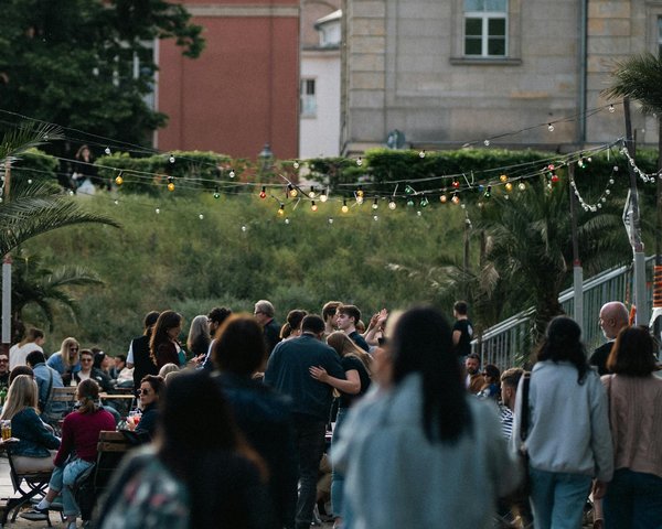 10 idées de carports en bois pour abriter 2 voitures avec style